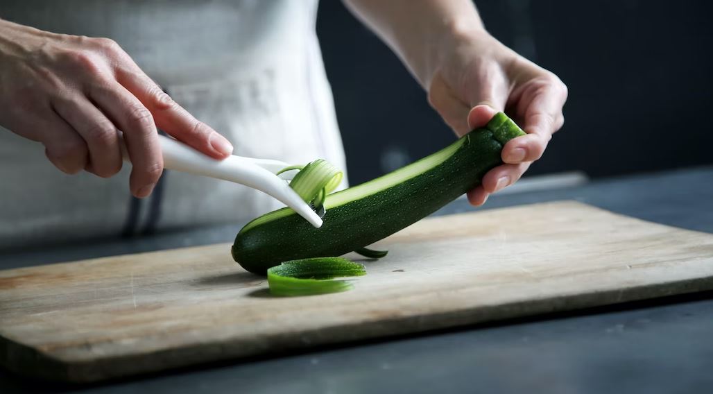 food images & pictures, cooking, health images, holistic, food waste, vegetable, kitchen, chef, peeling, chopping board, hands, table, peel