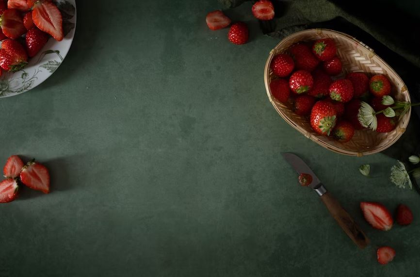 fruits images & pictures, food images & pictures, strawberry, garden, cook, meal, eat, plate, napkin, peeling knife, knife, berry, berries, plant, backgrounds